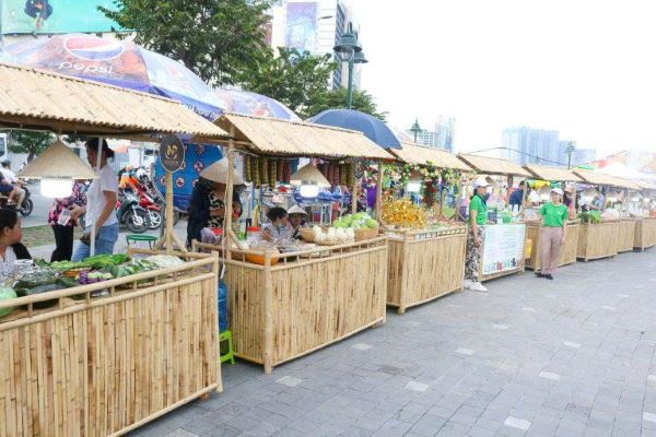 Gian hàng hội chợ bằng tre luôn tạo nên sức hút đặc biệt nhờ vẻ đẹp mộc mạc, gần gũi